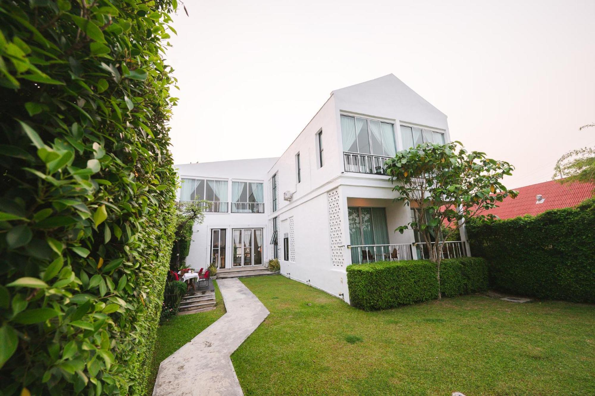 White Wall Riverfront Hotel Kamphaeng Phet Exteriör bild