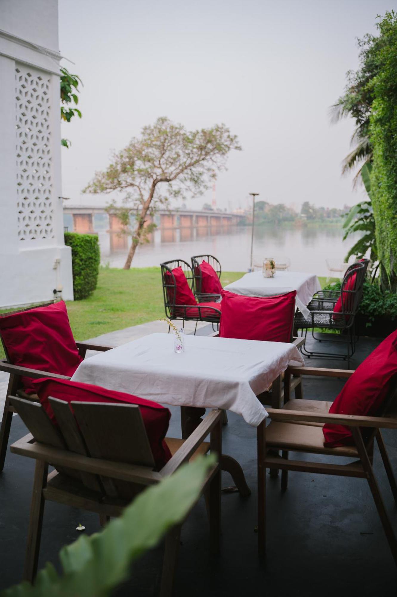White Wall Riverfront Hotel Kamphaeng Phet Exteriör bild