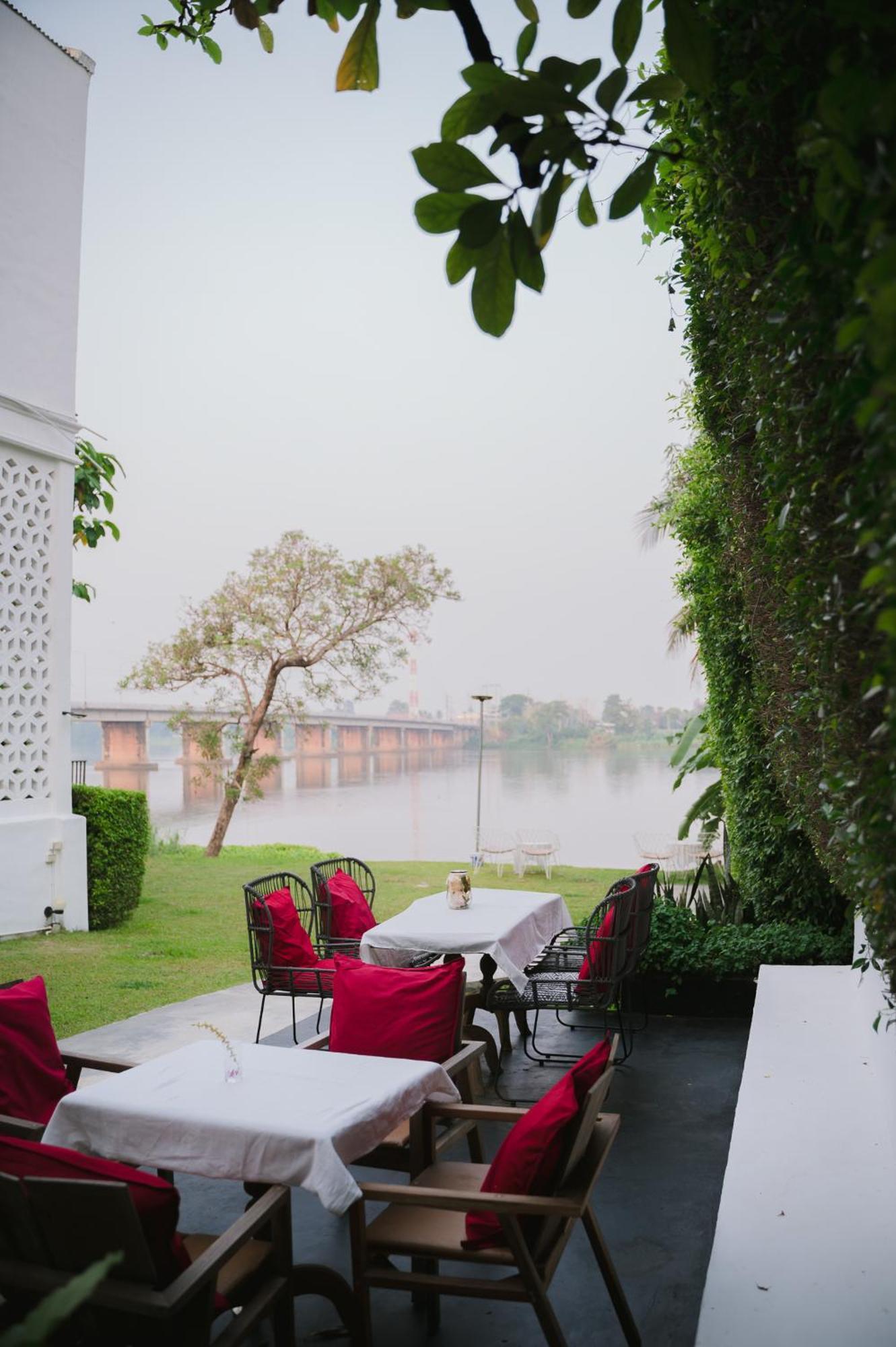 White Wall Riverfront Hotel Kamphaeng Phet Exteriör bild