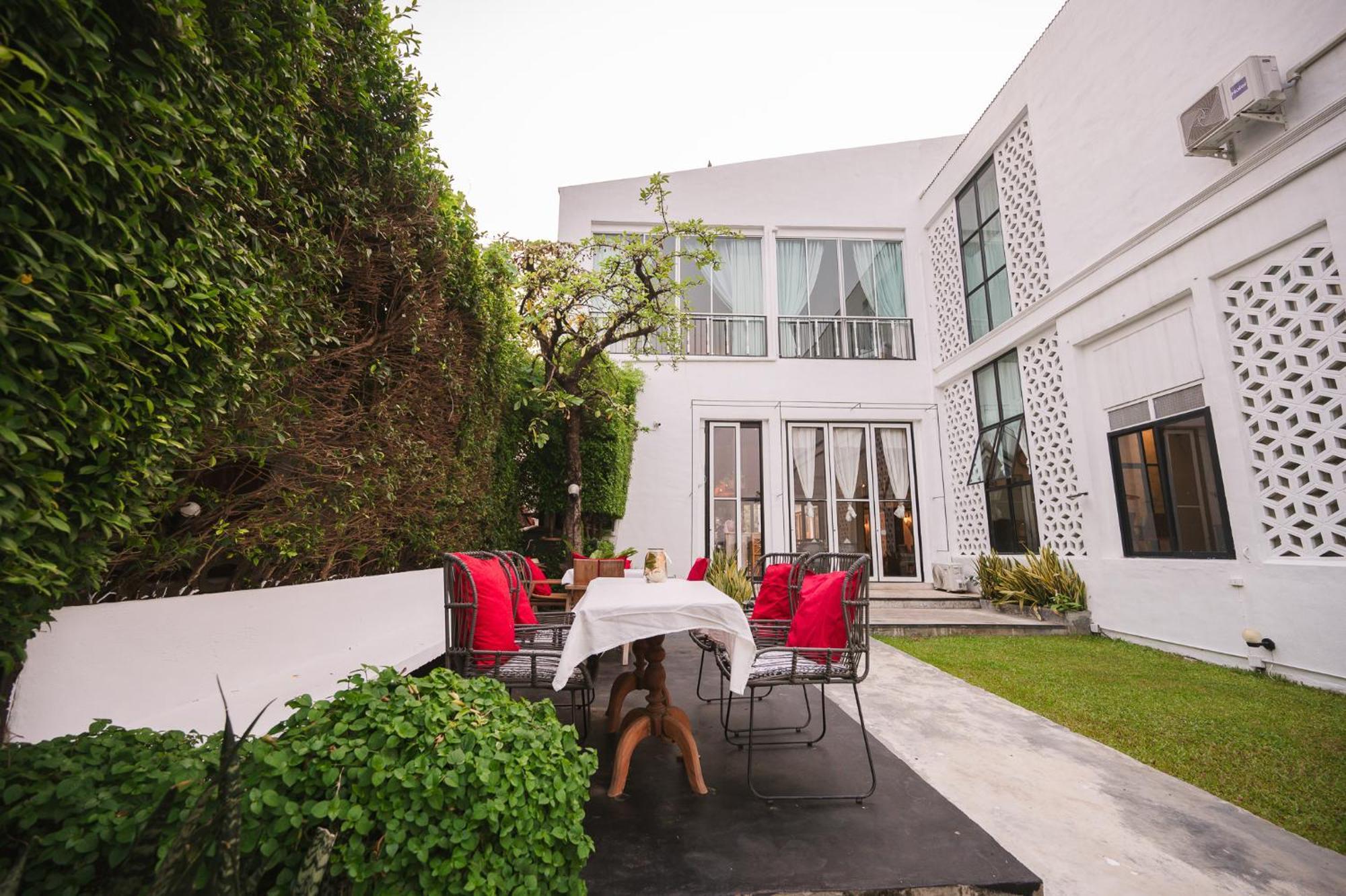 White Wall Riverfront Hotel Kamphaeng Phet Exteriör bild