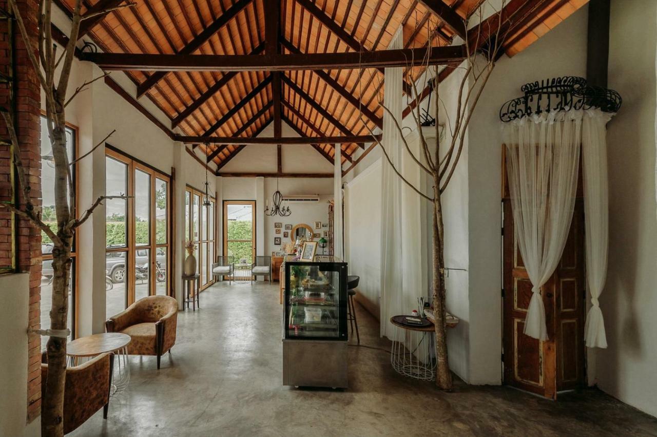 White Wall Riverfront Hotel Kamphaeng Phet Exteriör bild