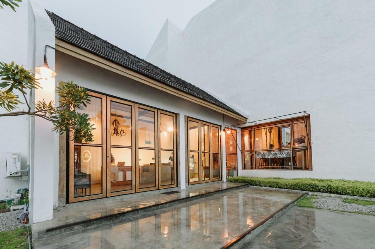 White Wall Riverfront Hotel Kamphaeng Phet Exteriör bild