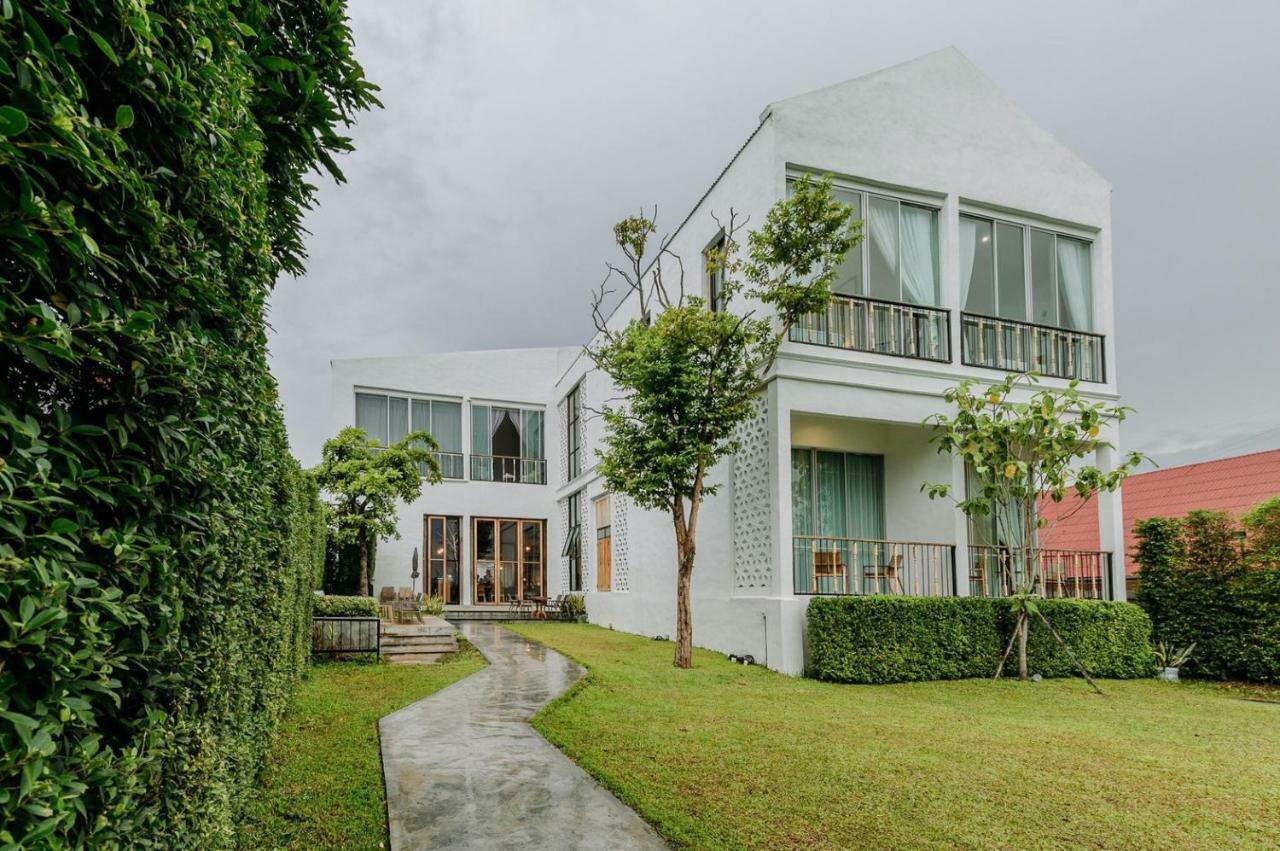 White Wall Riverfront Hotel Kamphaeng Phet Exteriör bild