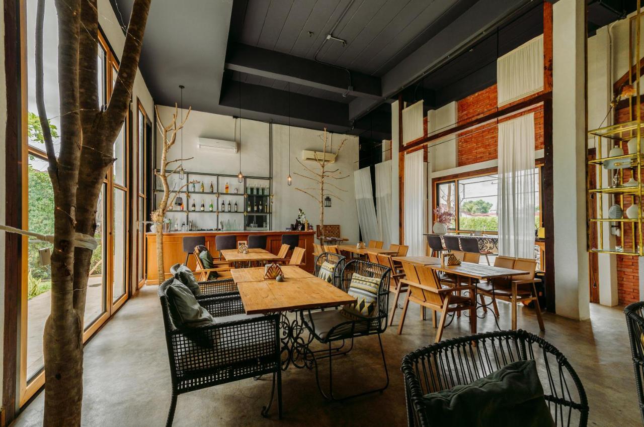 White Wall Riverfront Hotel Kamphaeng Phet Exteriör bild